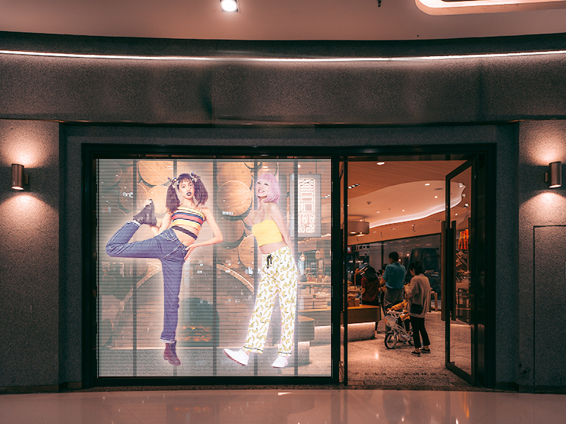 時(shí)尚潮流“新寵”！看LED透明屏如何風(fēng)靡市場(chǎng)！