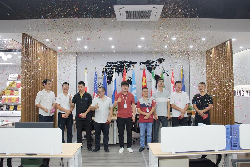 再贏新單！華邦瀛成都LED貼膜屏項(xiàng)目圓滿收官