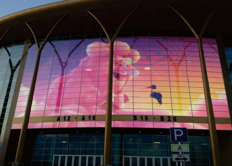 華邦瀛LED貼膜屏，開(kāi)創(chuàng)顯示創(chuàng)新潮流！